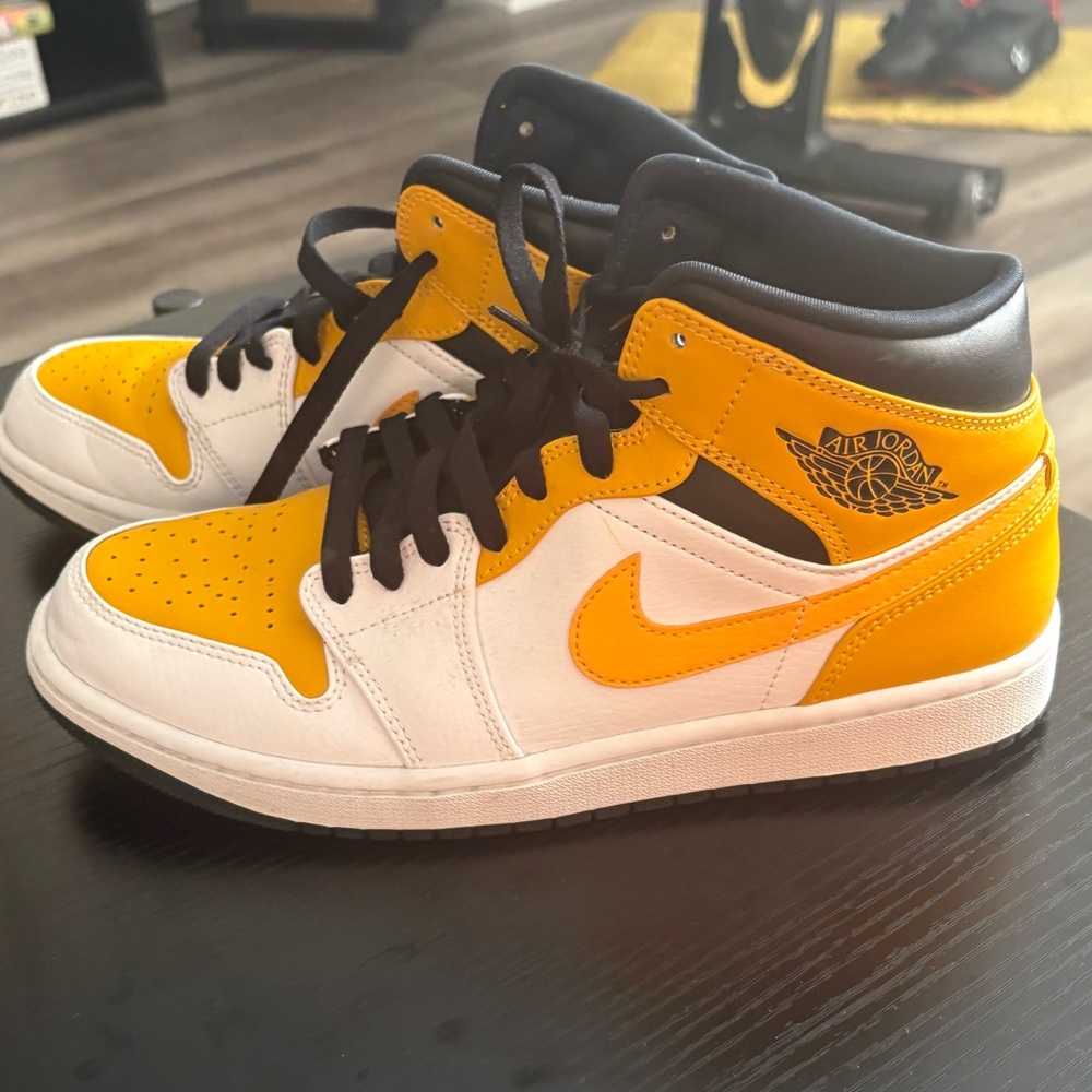 Air Jordan mid 1